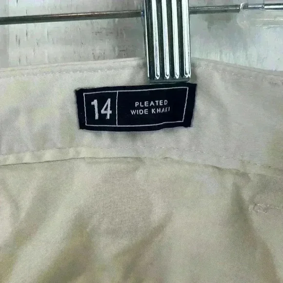 GAP Women’s Wide Leg Cream Pleated Khakis Pants 29” inseam with double enclosure - Picture 6 of 10